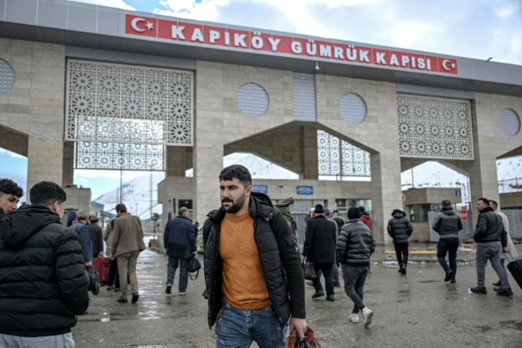Des Iraniens arrivent en Turquie à travers le point de passage de Razi-Kapiköy, le 1er février 2026 ( AFP / Ozan KOSE )