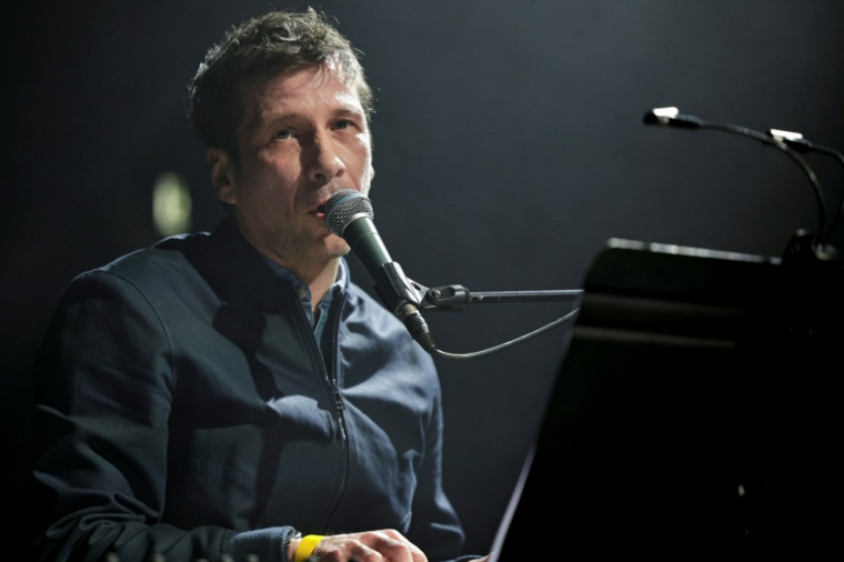 Le compositeur Alex Beaupain sur la scène du Bataclan à Paris lors d'une soirée organisée par Reporters sans frontières (RSF) en solidarité avec le journaliste sportif Christophe Gleizes, emprisonné en Algérie, le 29 janvier 2026  ( AFP / STEPHANE DE SAKUTIN )