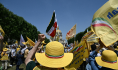 PManifestation non autorisée en soutien à l'opposition iranienne, près de la place Vauban, à Paris, le 20 juin 2026 ( AFP / Arnaud FINISTRE )