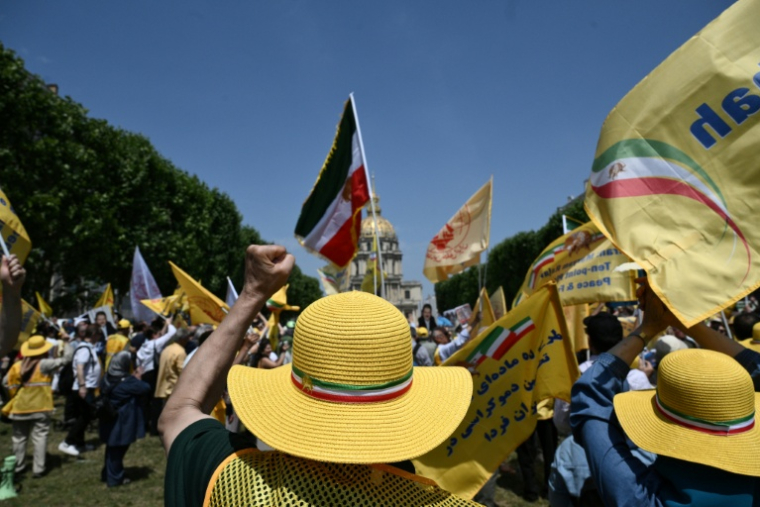 PManifestation non autorisée en soutien à l'opposition iranienne, près de la place Vauban, à Paris, le 20 juin 2026 ( AFP / Arnaud FINISTRE )