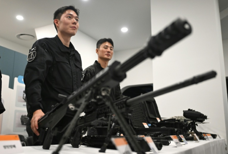 Des soldats sud-coréens présentent des armes lors d'un exercice de défense civile simulant une éventuelle attaque d'artillerie de la Corée du Nord, dans un abri à Séoul, le 20 août 2026, en marge d'un exercice militaire conjoint entre la Corée du Sud et les États-Unis baptisé "Ulchi Freedom Shield" ( AFP / Jung Yeon-je )