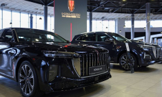 Une voiture Hongqi H9 est exposée chez un concessionnaire à Moscou