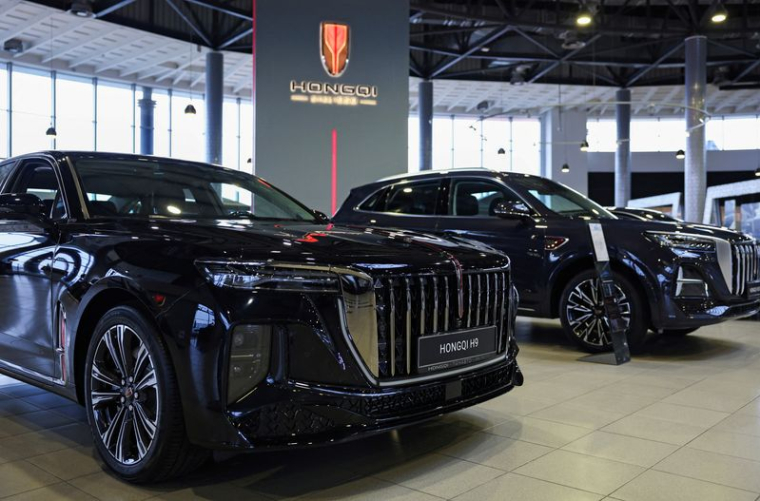 Une voiture Hongqi H9 est exposée chez un concessionnaire à Moscou