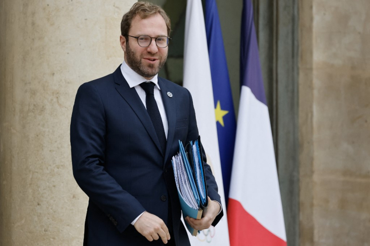 Antoine Armand, ministre de l'économie, à la sortie du conseil des ministres. Le 11 novembre 2024. ( AFP / LUDOVIC MARIN )