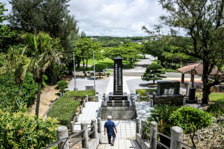 Mitsuru Matsukawa, membre d'une fondation qui aide à gérer le parc commémoratif pour la paix d'Okinawa, visite la tour de Shimamori à Itoman, dans la préfecture d'Okinawa, le 9 juin 2025 au Japon ( AFP / Philip FONG )
