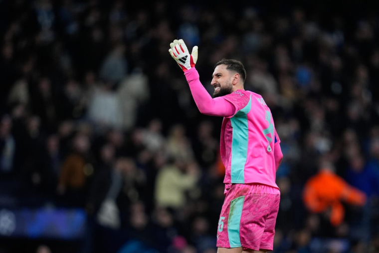 Un bijou de Cherki et une bourde de Donnarumma : début de match fou entre Manchester City et Arsenal