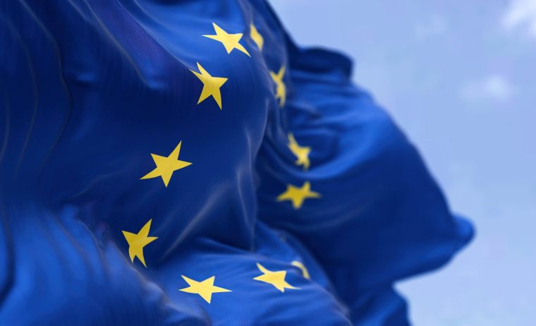 Un drapeau européen (Crédits: Adobe Stock)