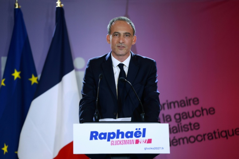 Raphaël Glucksmann, candidat à la primaire ssociale-démocrate après l'annonce des résultats du premier tour de ce scrutin, le 11 octobre 2026 à Paris ( AFP / ROMAIN PERROCHEAU )