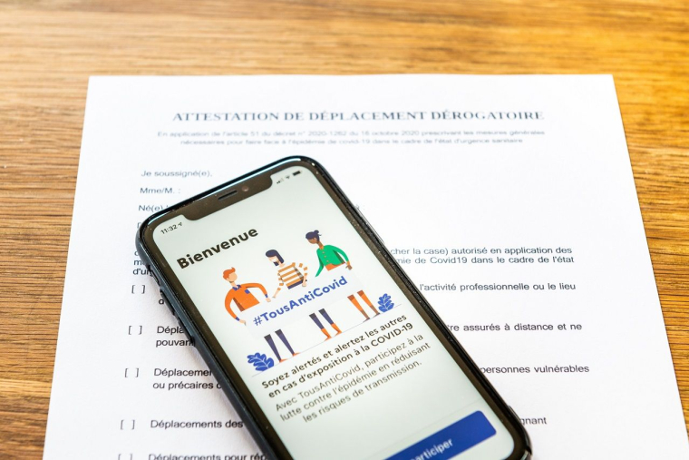 Sera-t-il bientôt obligatoire de télécharger l'application TousAntiCovid pour avoir le droit de se rendre dans un commerce ? (Crédits photo : Adobe Stock - )