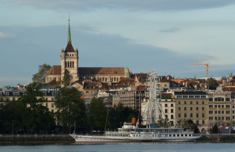La cathédrale Saint-Pierre près du lac Léman à Genève