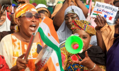 Photo d'archives: Les femmes nigériennes mainfestent en soutien des putschistes devant le quartier général de l'armée française, à Niamey