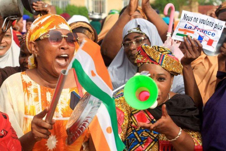 Photo d'archives: Les femmes nigériennes mainfestent en soutien des putschistes devant le quartier général de l'armée française, à Niamey