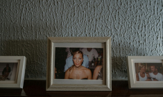 Une photo de Tania Gazridou, qui a perdu la vie dans un incendie en 2018, dans le salon de la maison de Yiorgos Katris, son veuf, le 13 mai 2026 en Grèce ( AFP / Angelos TZORTZINIS )
