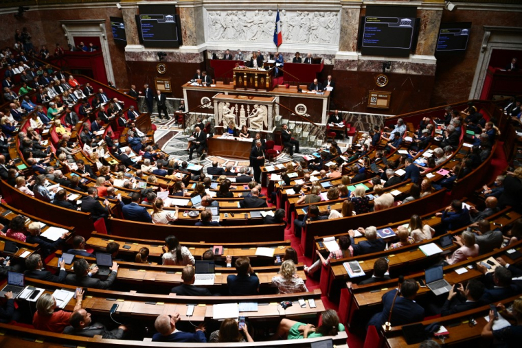 Outre les groupes d'opposition, la majorité à l'Assemblée se penche sur la question d'une taxation des grands bénéfices ( AFP / CHRISTOPHE ARCHAMBAULT )