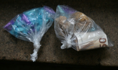 Des sachets en plastique contenant du cannabis, de la cocaïne et des billets saisis lors d'une opération de police à Nantes le 17 décembre 2025 ( AFP / Damien MEYER )