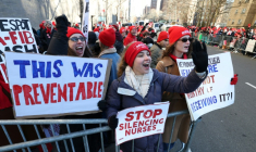 Des infirmières manifestent devant l'hôpital Mount Sinai à New York, le 12 janvier 2026, à l'occasion d'une grève de la profession pour dénoncer les conditions de travail ( AFP / TIMOTHY A. CLARY )