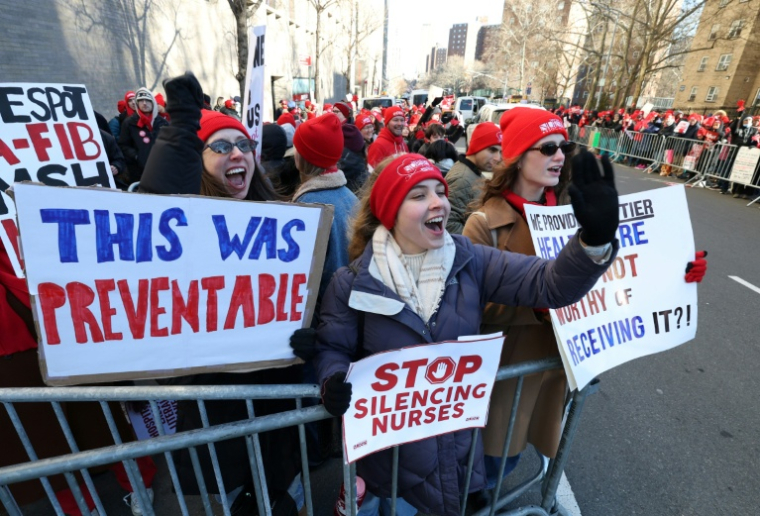 Des infirmières manifestent devant l'hôpital Mount Sinai à New York, le 12 janvier 2026, à l'occasion d'une grève de la profession pour dénoncer les conditions de travail ( AFP / TIMOTHY A. CLARY )