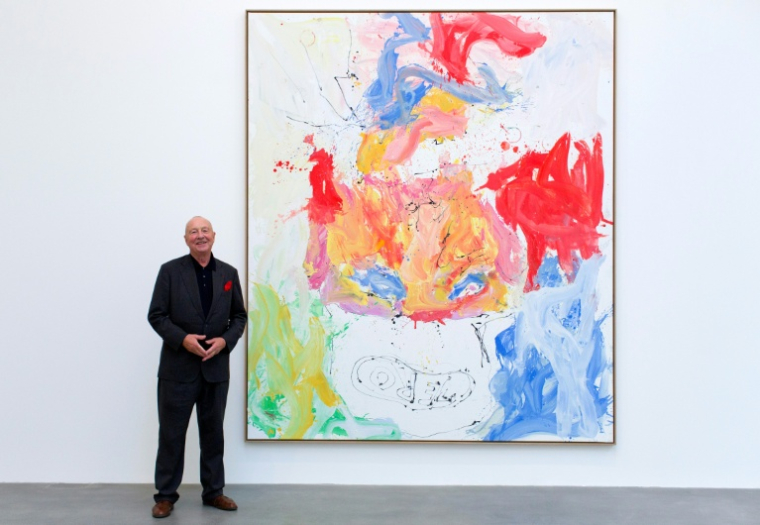 L'artiste allemand Georg Baselitz devant son œuvre de 2013 "Blawl Rellief" (rau will mecht nich mehrt) lors de l'exposition "Farewell Bill" à la galerie Gagosian de Londres, le 13 février 2014 ( AFP / JUSTIN TALLIS )