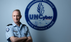 Le général Hervé Petry, commandant de l'unité nationale cyber (UNC), dans les locaux de l'unité à Pontoise, le 7 avril 2026 dans le Val-d'Oise ( AFP / Joel Saget )