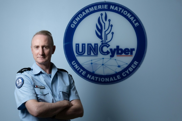 Le général Hervé Petry, commandant de l'unité nationale cyber (UNC), dans les locaux de l'unité à Pontoise, le 7 avril 2026 dans le Val-d'Oise ( AFP / Joel Saget )