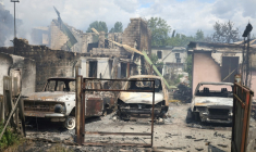 Des véhicules calcinés garés dans un quartier résidentiel détruit à la suite de frappes russes à Vyshneve, dans la banlieue de Kiev, en Ukraine, le 6 juillet 2026 ( AFP / Serhii Okunev )