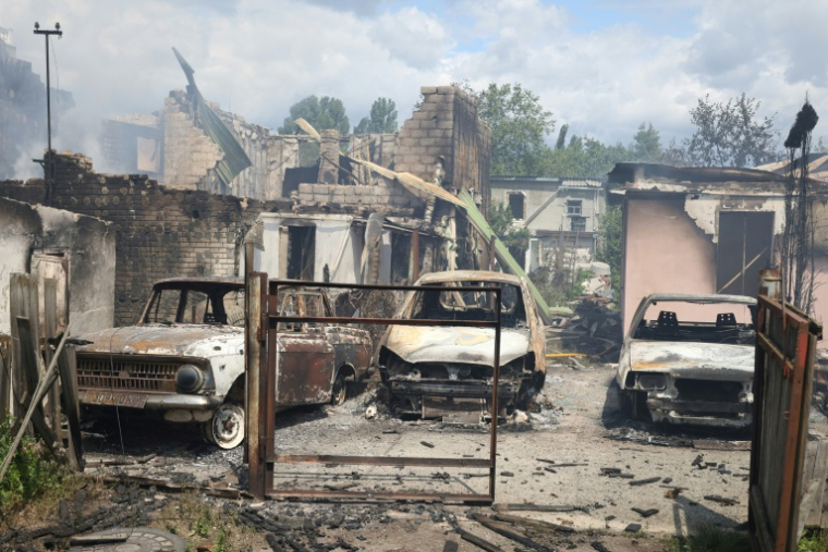 Des véhicules calcinés garés dans un quartier résidentiel détruit à la suite de frappes russes à Vyshneve, dans la banlieue de Kiev, en Ukraine, le 6 juillet 2026 ( AFP / Serhii Okunev )