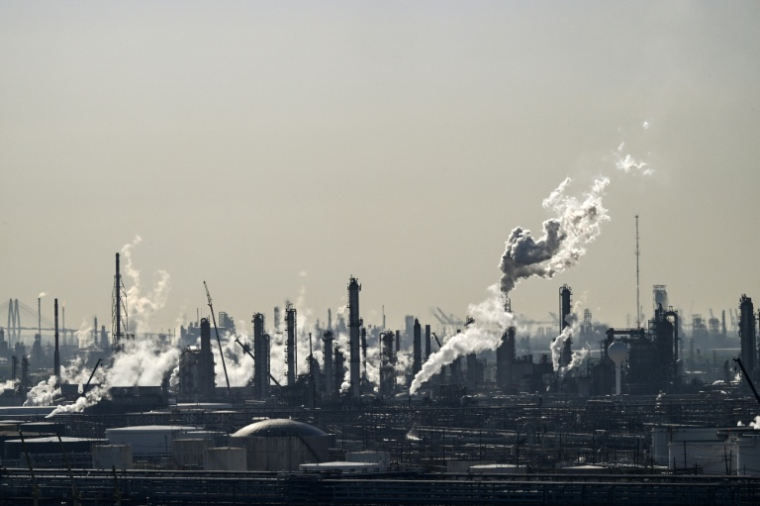 Une rafinerie pétrolière à Deer Park, le 8 avril 2025 au Texas ( AFP / RONALDO SCHEMIDT )
