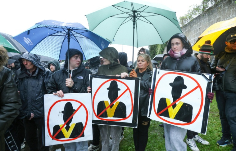 Des manifestants rassemblés à Portadown, en Irlande du Nord, contre le passage d'une marche protestante pro-britannique autorisée pour la première fois depuis 1997 en plein quartier catholique, le 27 septembre 2026  ( AFP / Paul Faith )