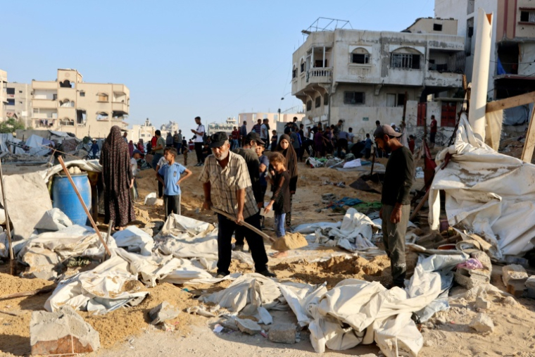 Des Palestiniens déblaient les décombres après une frappe qui a touché des tentes abritant des déplacés, à Gaza-ville le 28 juin 2025 ( AFP / Omar AL-QATTAA )