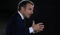 MACRON ENTAME SON ENTRETIEN AVEC POUTINE EN ESPÉRANT "ÉVITER LA GUERRE"
