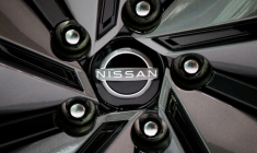 Le logo de Nissan Motor est visible sur une roue de voiture dans la salle d'exposition du constructeur automobile à Tokyo