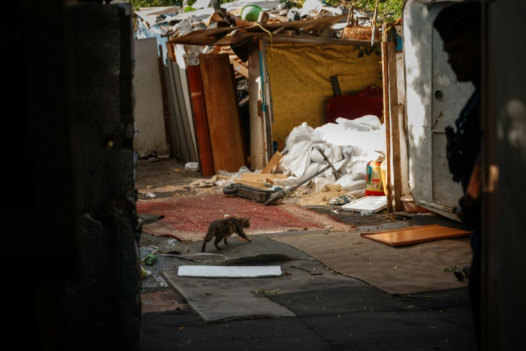 Des habitations de fortune après l'opération d'évacuation et de démantèlement du bidonville de Stains en Seine-Saint-Denis, le 1er juillet 2026 ( AFP / Dimitar DILKOFF )