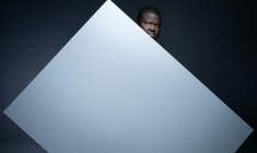 L'auteur canado-haïtien Thélyson Orélien pose à Paris le 8 septembre 2026 ( AFP / Joel Saget )