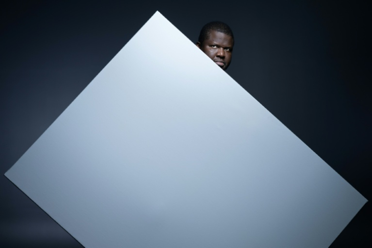 L'auteur canado-haïtien Thélyson Orélien pose à Paris le 8 septembre 2026 ( AFP / Joel Saget )