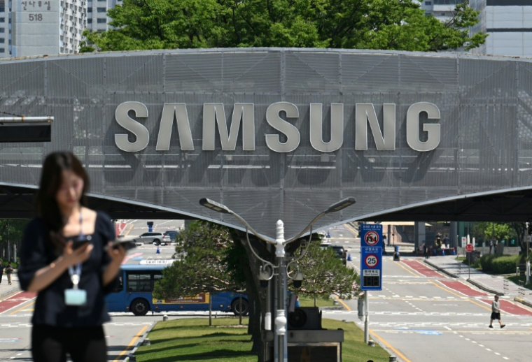 Samsung Electronics, qui doit publier ses résultats définitifs fin octobre, génère environ 12,5% du produit intérieur brut (PIB) de la Corée du Sud ( AFP / Jung Yeon-je )
