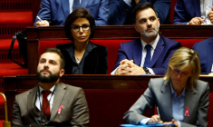 Des ministres écoutent le discours de politique générale du Premier ministre français à l'Assemblée nationale à Paris