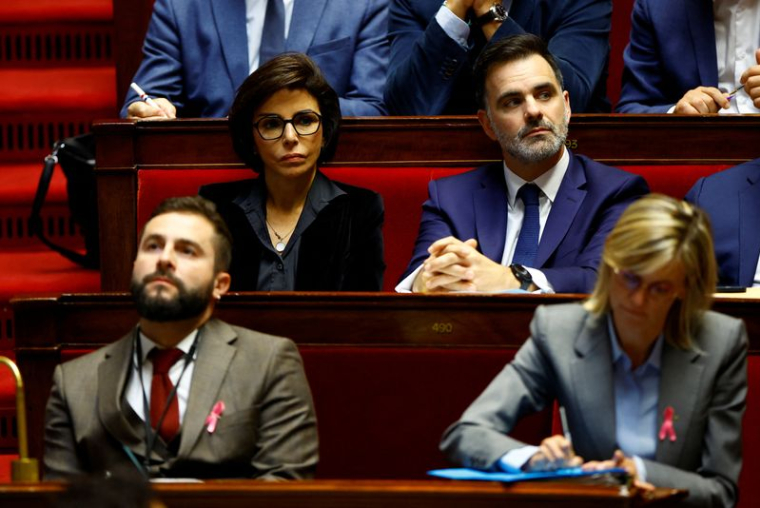 Des ministres écoutent le discours de politique générale du Premier ministre français à l'Assemblée nationale à Paris