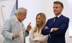 Le président français Emmanuel Macron (d) et la présidente du Conseil italien Giorgia Meloni (g) écoutent le directeur du musée Picasso d'Antibes, Jean-Louis Andral, lors d'une visite organisée dans le cadre d'un sommet franco-italien à Antibes, sur la Côte d'Azur, le 25 juin 2026 ( POOL / Manon Cruz )