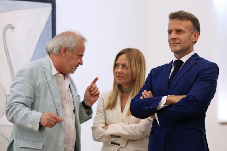 Le président français Emmanuel Macron (d) et la présidente du Conseil italien Giorgia Meloni (g) écoutent le directeur du musée Picasso d'Antibes, Jean-Louis Andral, lors d'une visite organisée dans le cadre d'un sommet franco-italien à Antibes, sur la Côte d'Azur, le 25 juin 2026 ( POOL / Manon Cruz )