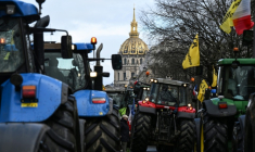 Des agriculteurs français conduisent des tracteurs lors d'une manifestation organisée par le syndicat agricole Coordination Rurale, avec en arrière-plan le dôme de l'Hôtel des Invalides, dans l'ouest de Paris, le 23 février 2024 ( AFP / MIGUEL MEDINA )
