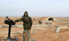 Un membre des forces gouvernementales syriennes dans la zone de l'aéroport militaire d'Abou Dhouhour, dans la province d'Idleb, le 21 janvier 2018 en Syrie ( AFP / George OURFALIAN )