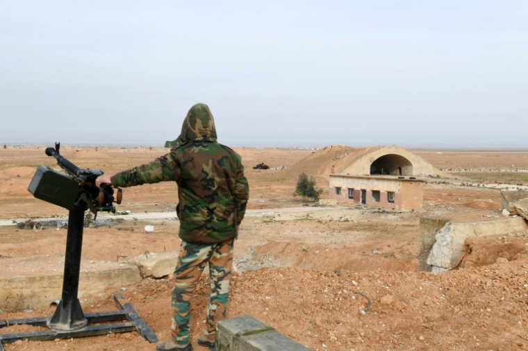 Un membre des forces gouvernementales syriennes dans la zone de l'aéroport militaire d'Abou Dhouhour, dans la province d'Idleb, le 21 janvier 2018 en Syrie ( AFP / George OURFALIAN )