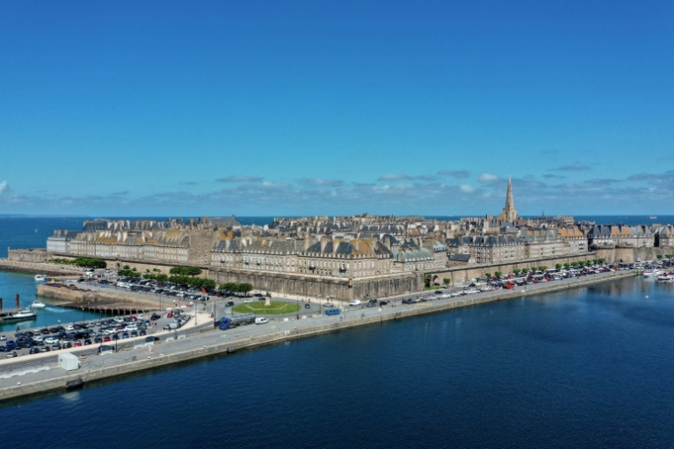 Le centre-ville de Saint-Malo, entouré de remparts, le 7 juillet 2020, en Ille-et-Vilaine ( AFP / Damien MEYER )