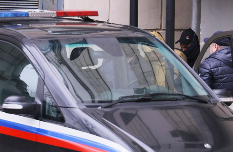 Evan Gershkovich quitte un tribunal à Moscou