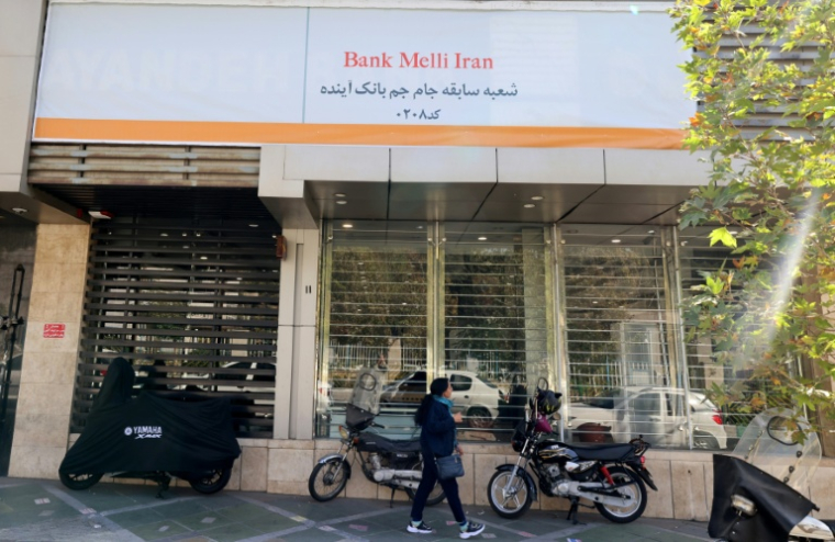 Une ancienne agence de la banque Ayandeh devenue banque Melli, à Téhéran le 25 octobre 2025 ( AFP / ATTA KENARE )