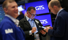 Des opérateurs à la Bourse de New York, le 30 juin 2025 ( AFP / TIMOTHY A. CLARY )