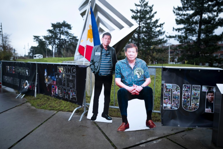 Des portraits de l'ancien président philippin Rodrigo Duterte à proximité de la Cour pénale internationale à La Haye, aux Pays-Bas, le 28 novembre 2025 ( ANP / Lina Selg )