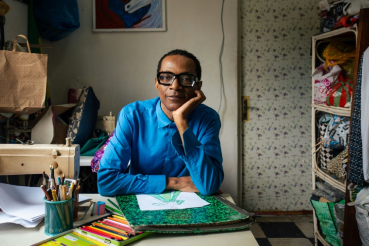 Le créateur de mode gabonais Chouchou Lazare pose dans son atelier à Libreville, le 9 février 2026 ( AFP / Nao Mukadi )
