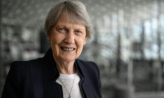 Helen Clark, ex-Première ministre néo-zélandaise et coprésidente du Panel indépendant sur la préparation et la réponse aux pandémie, lors d'un entretien avec l'AFP à Genève, le 19 mai 2026 en Suisse ( AFP / Fabrice COFFRINI )