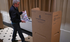 Un électeur vote aux législatives de mi-mandat en Argentine, le 26 octobre 2025 à Buenos Aires ( AFP / Luis ROBAYO )